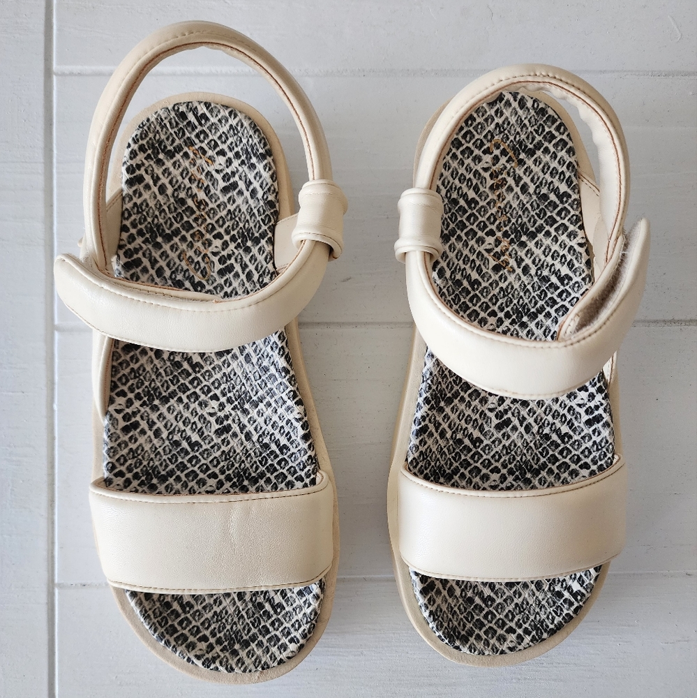Velcro beige sandals